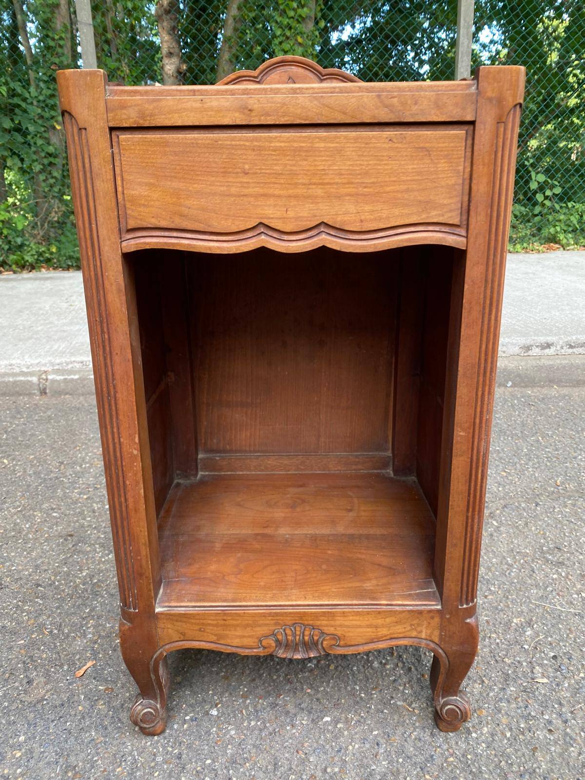 Table de chevet Louis XV en chêne massif 1920