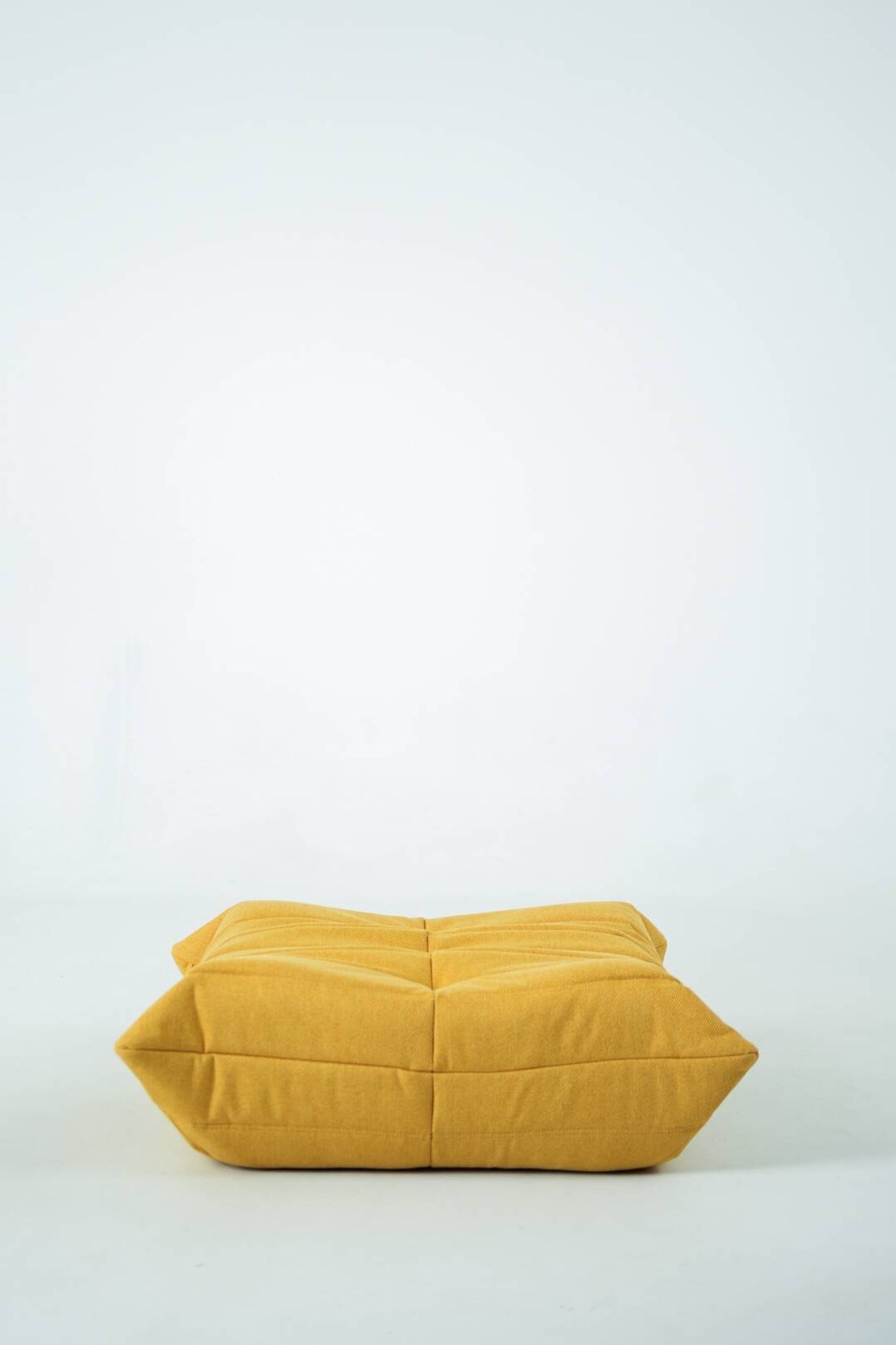Ensemble de chaise et pouf Togo en tweed jaune