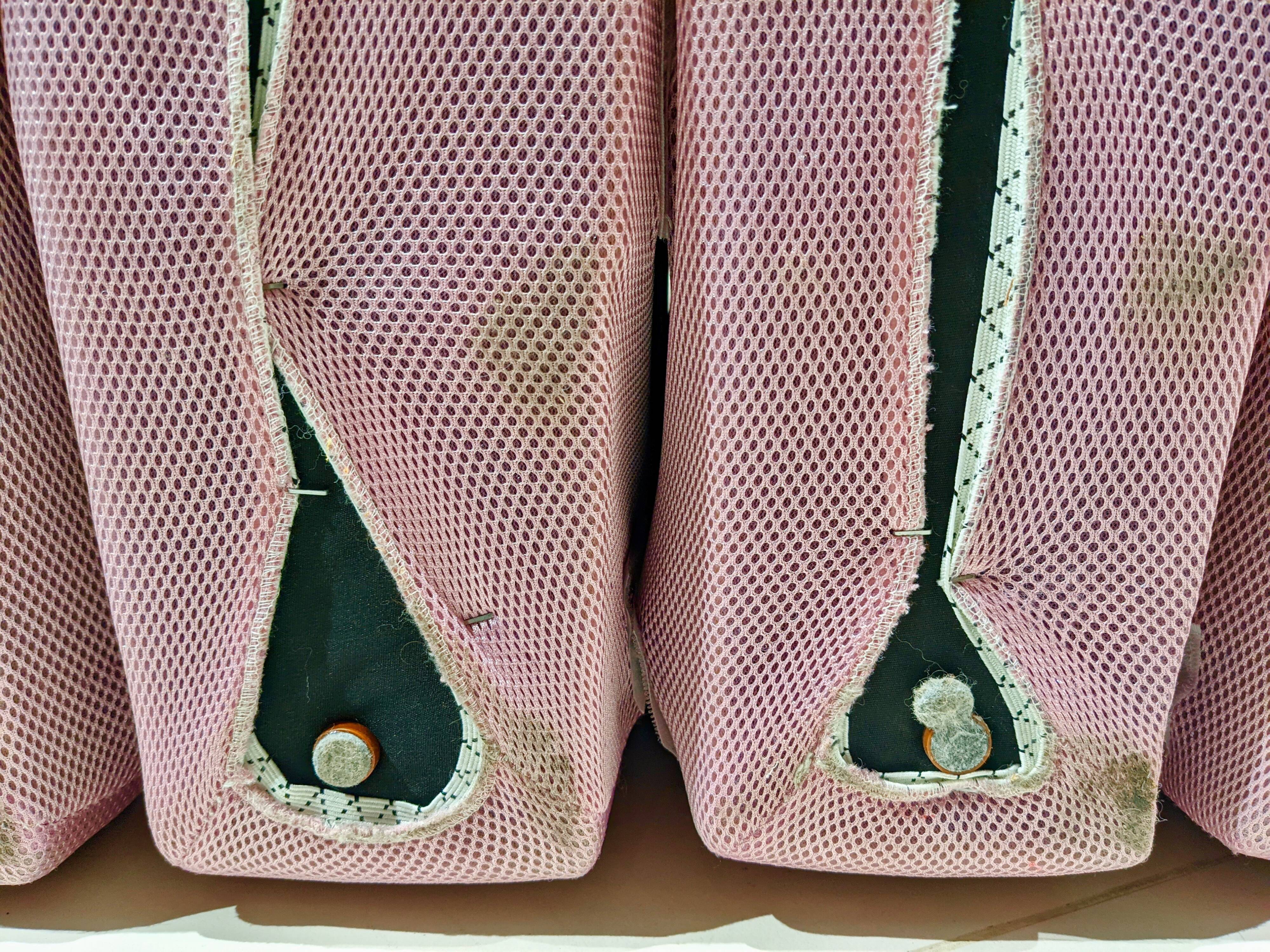 Extra sofa in pink net fabric