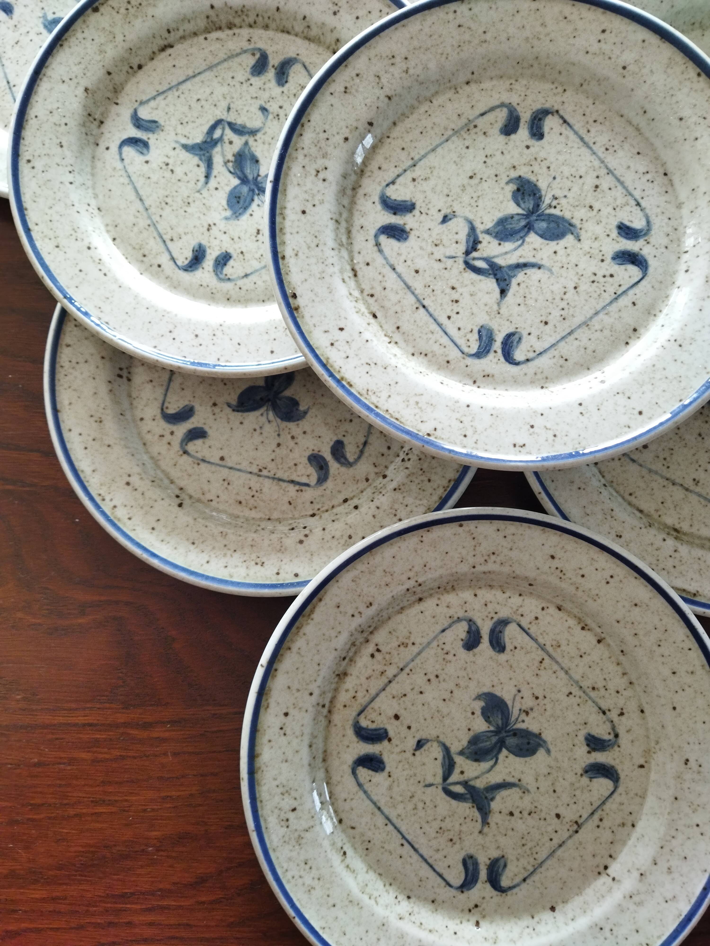 9 assiettes à dessert en porcelaine de Sologne
