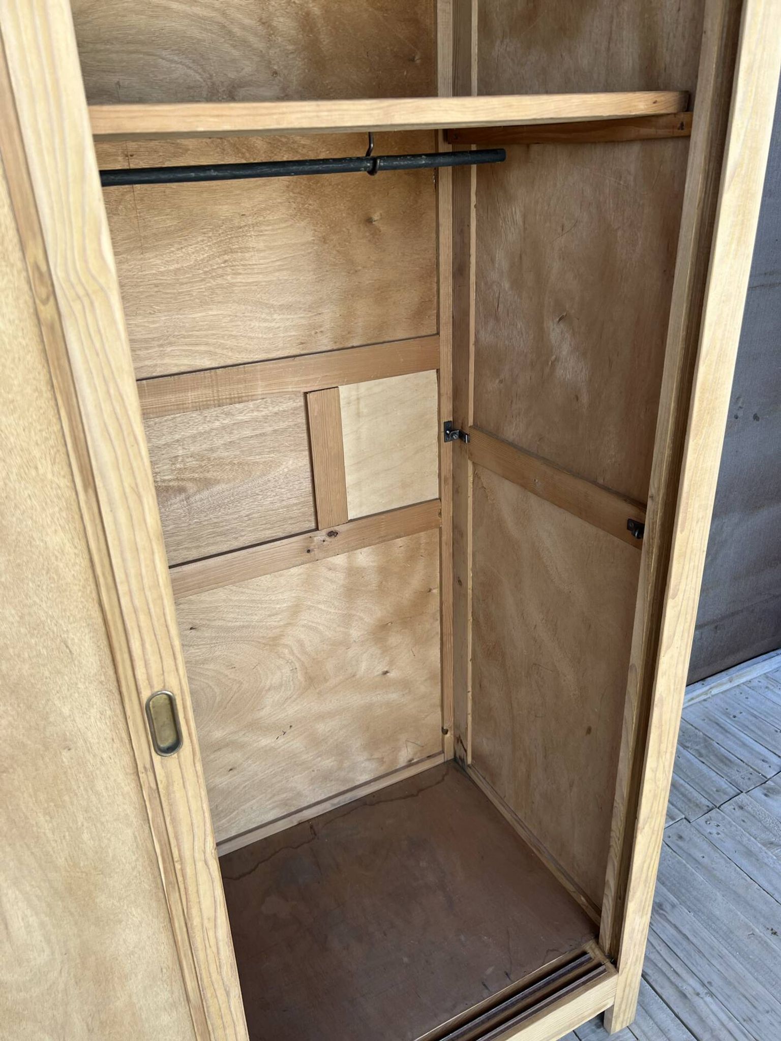 Armoire portes coulissantes bois brut