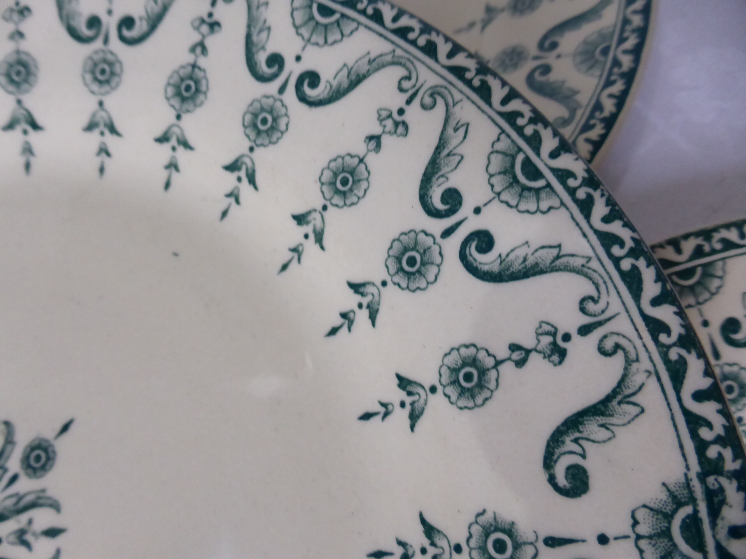 4 flat plates in iron earth from Gien Florentine model 211203
