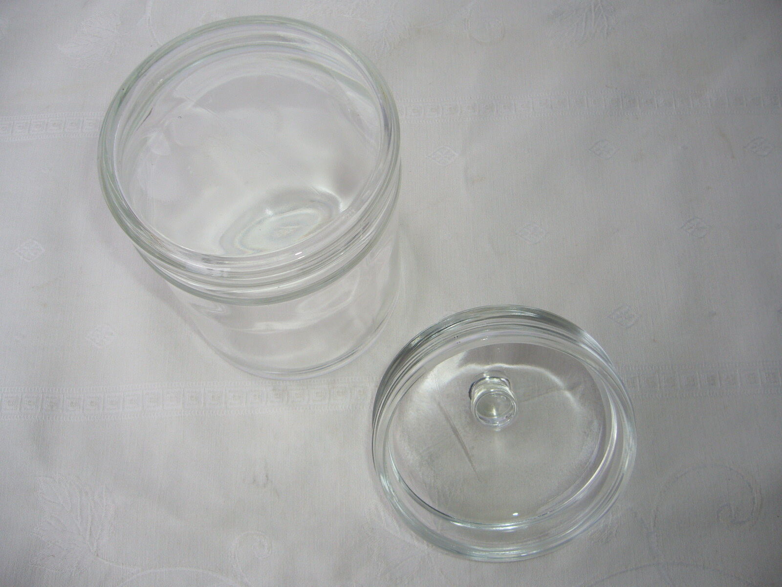 Glass jar with its lid