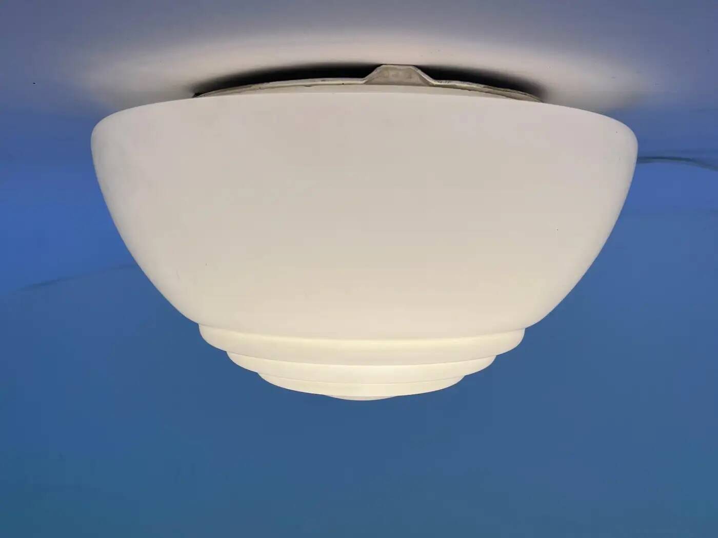 Applique ou plafonnier en verre opalin des années 50, Tchécoslovaquie