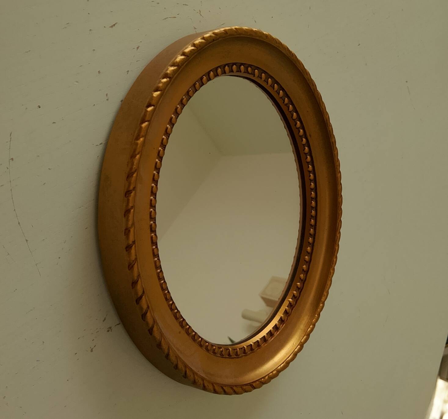 Small vintage oval mirror in gilded resin from the 60s/70s.