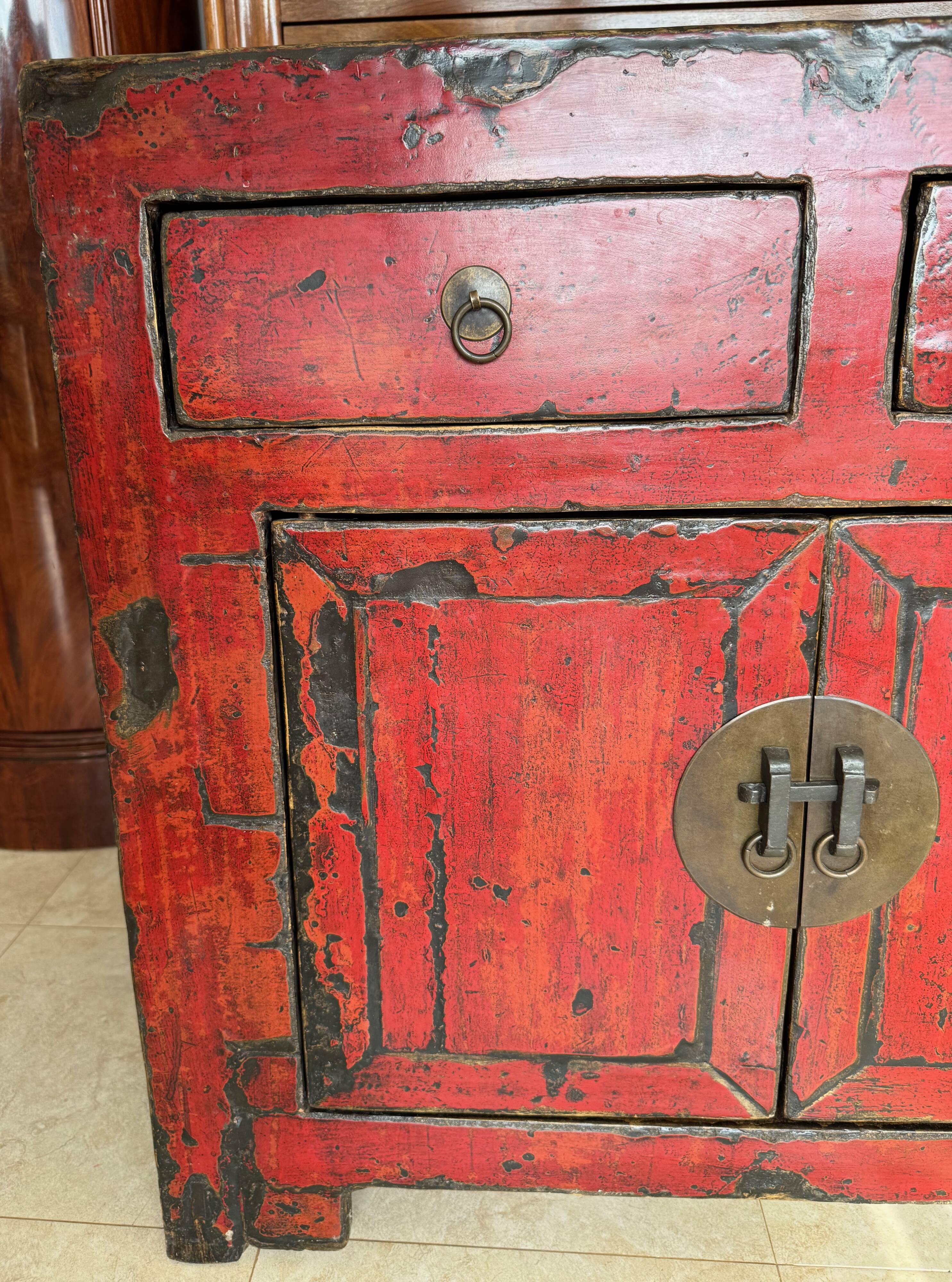 Small antique Chinese buffet (1920-1950) in rustic style, red lacquered, ori