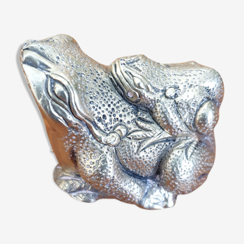 Sculpture frog and its baby in metal