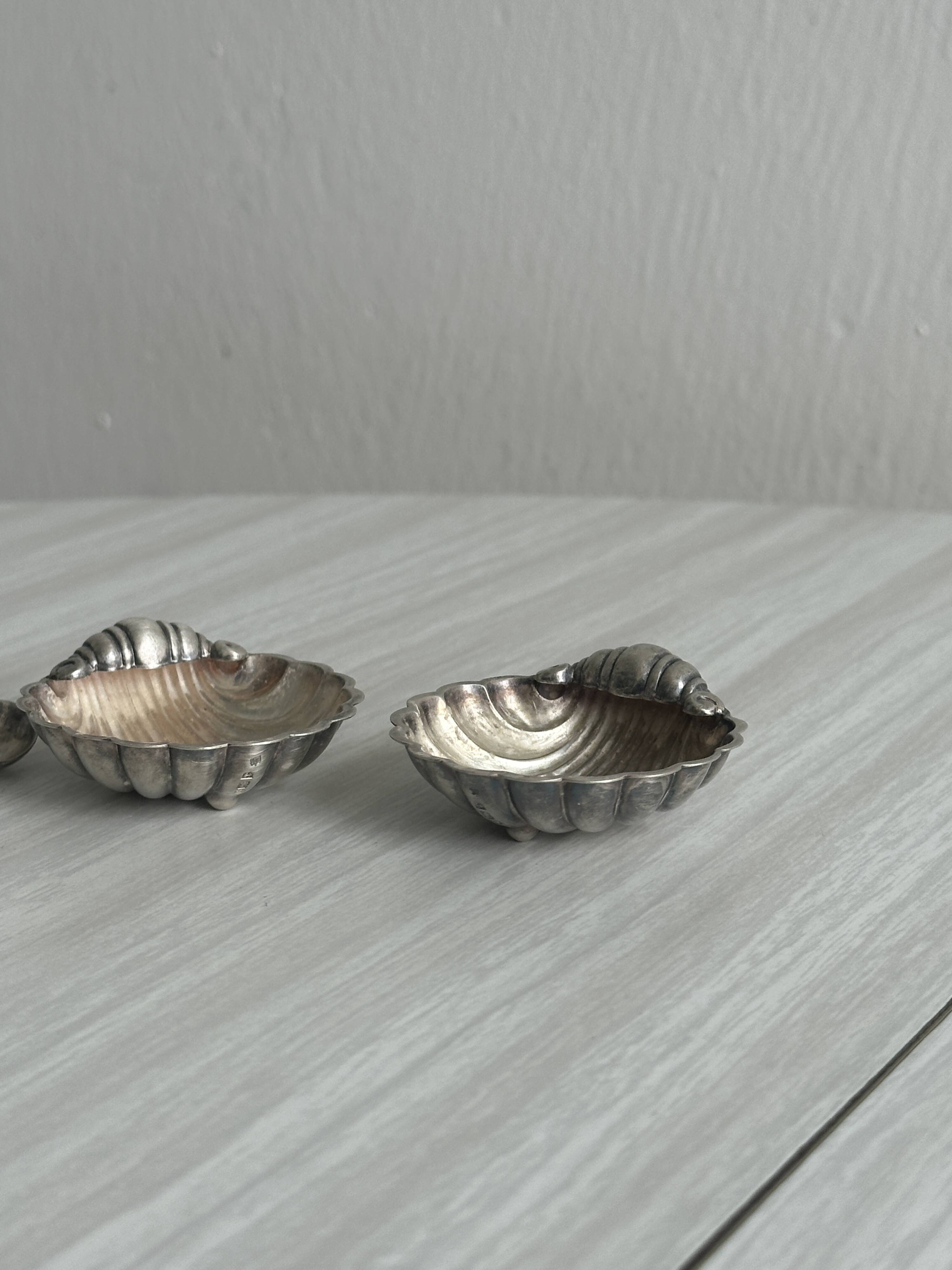 2 light metal shell cups