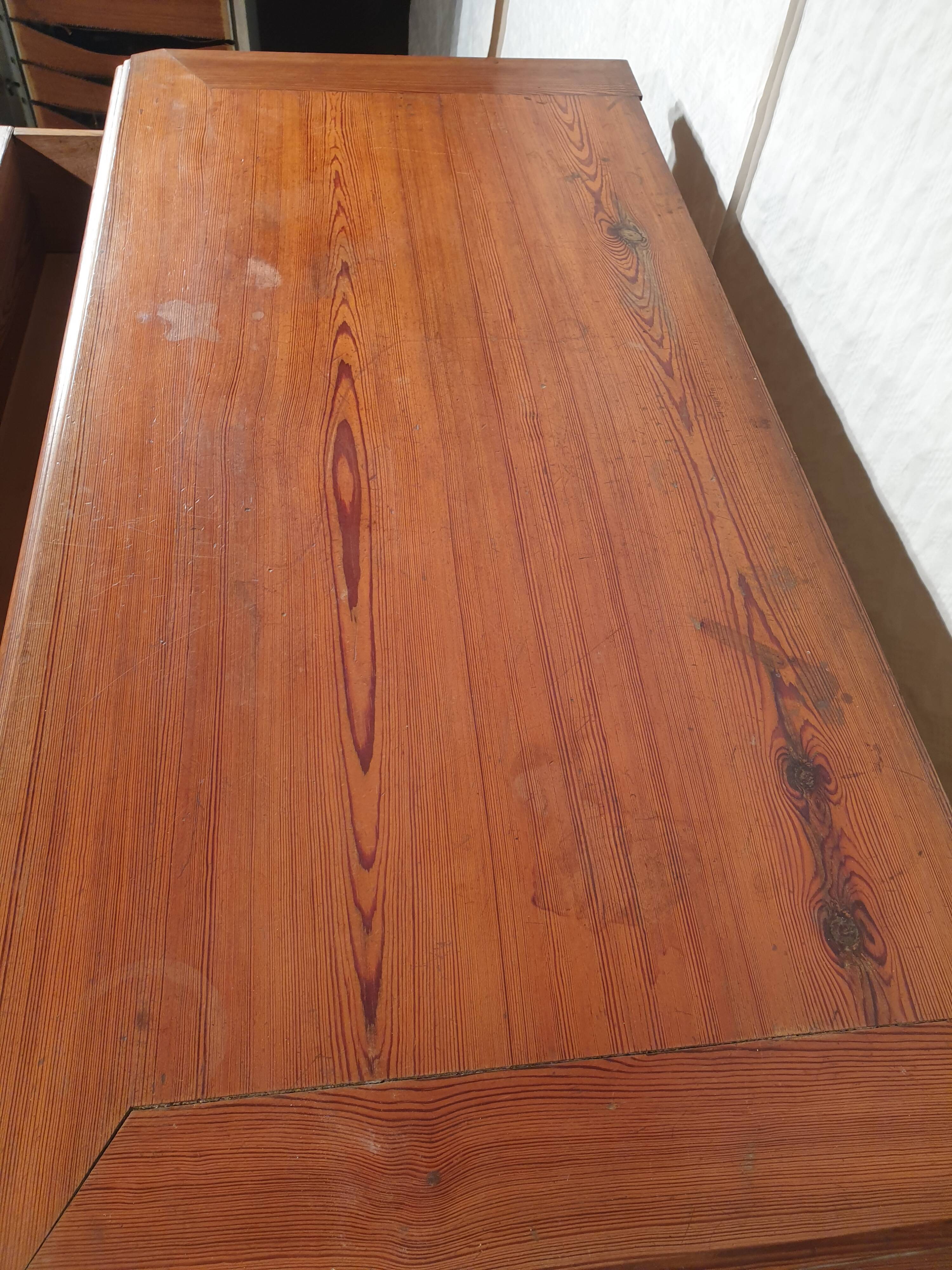 Commode en pitchpin
