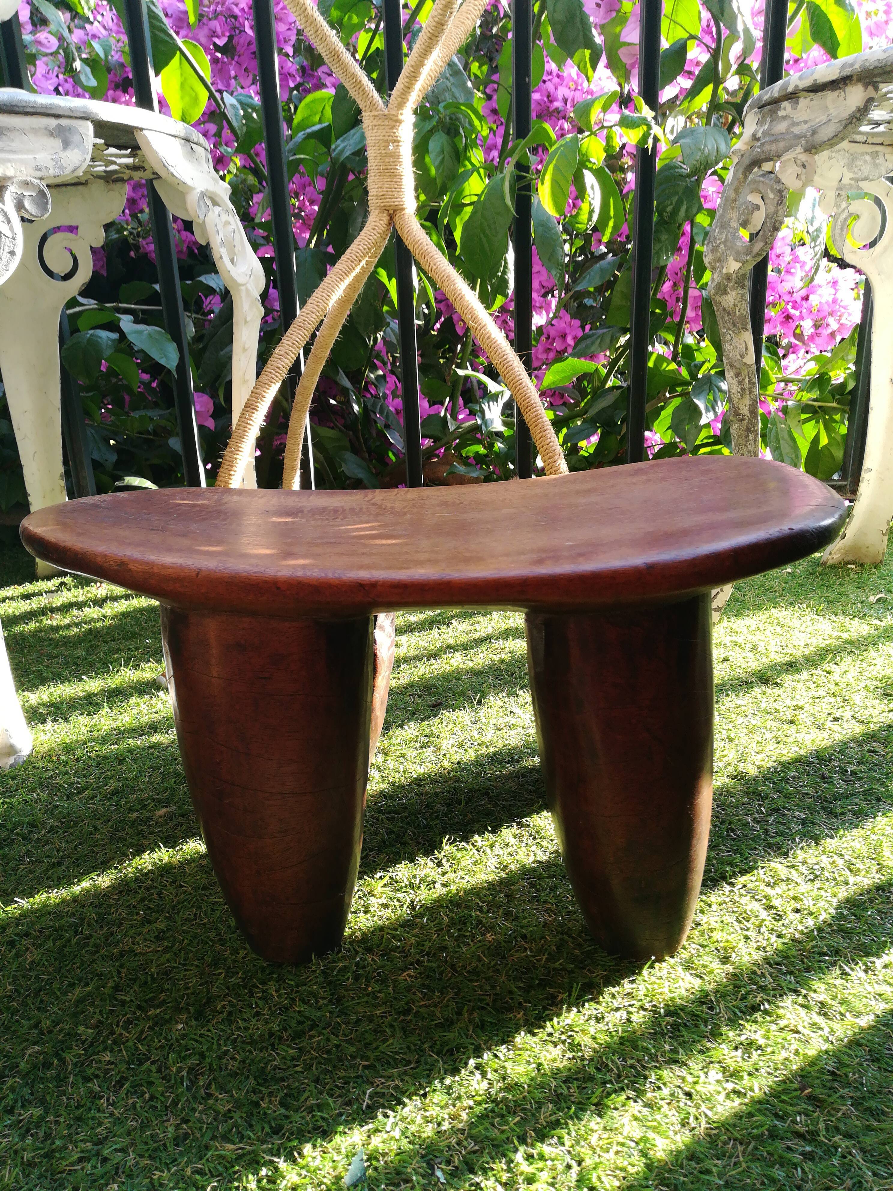 Tabouret where african head rests