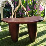 Tabouret where african head rests