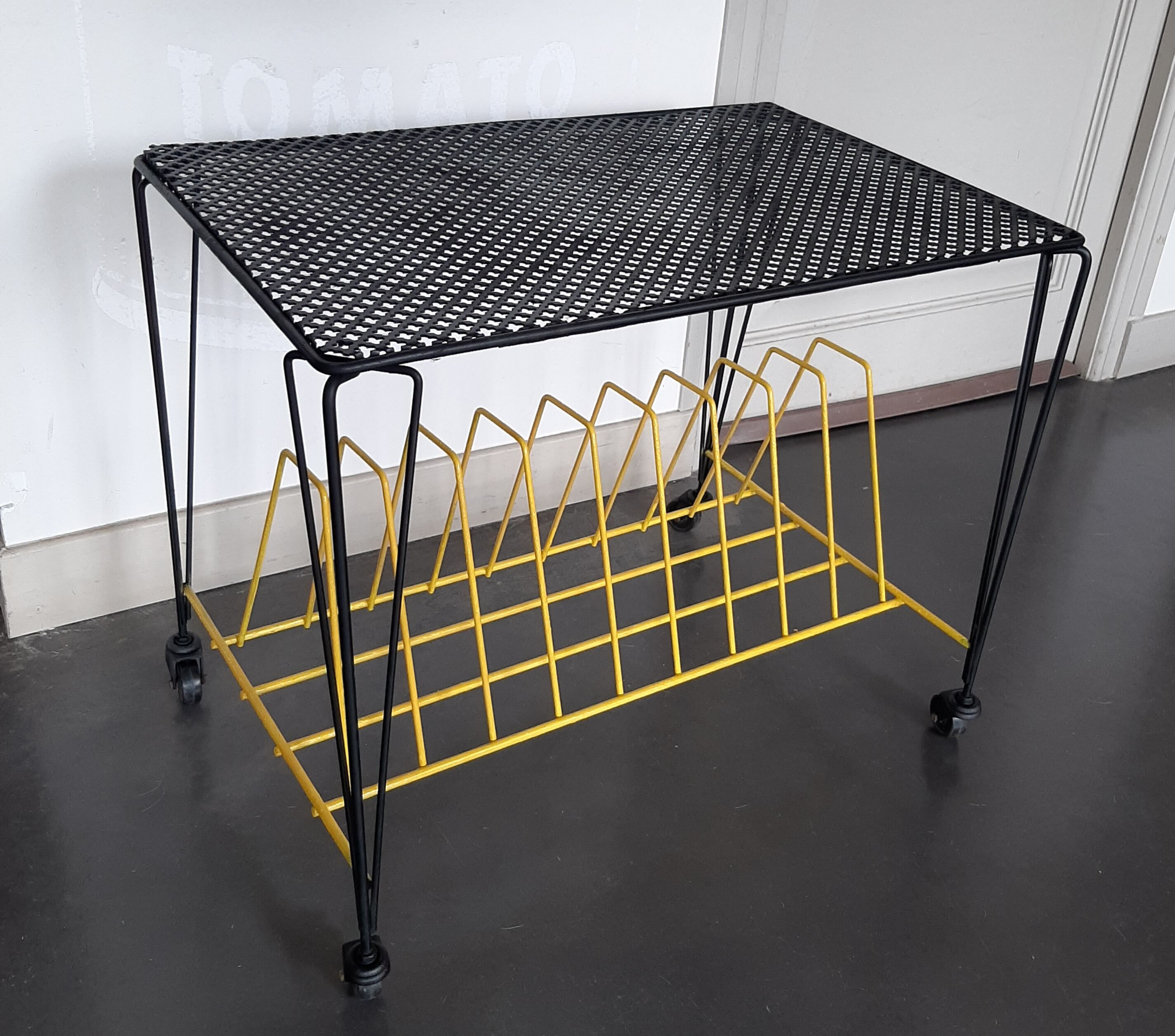 Vinyl disc storage coffee table