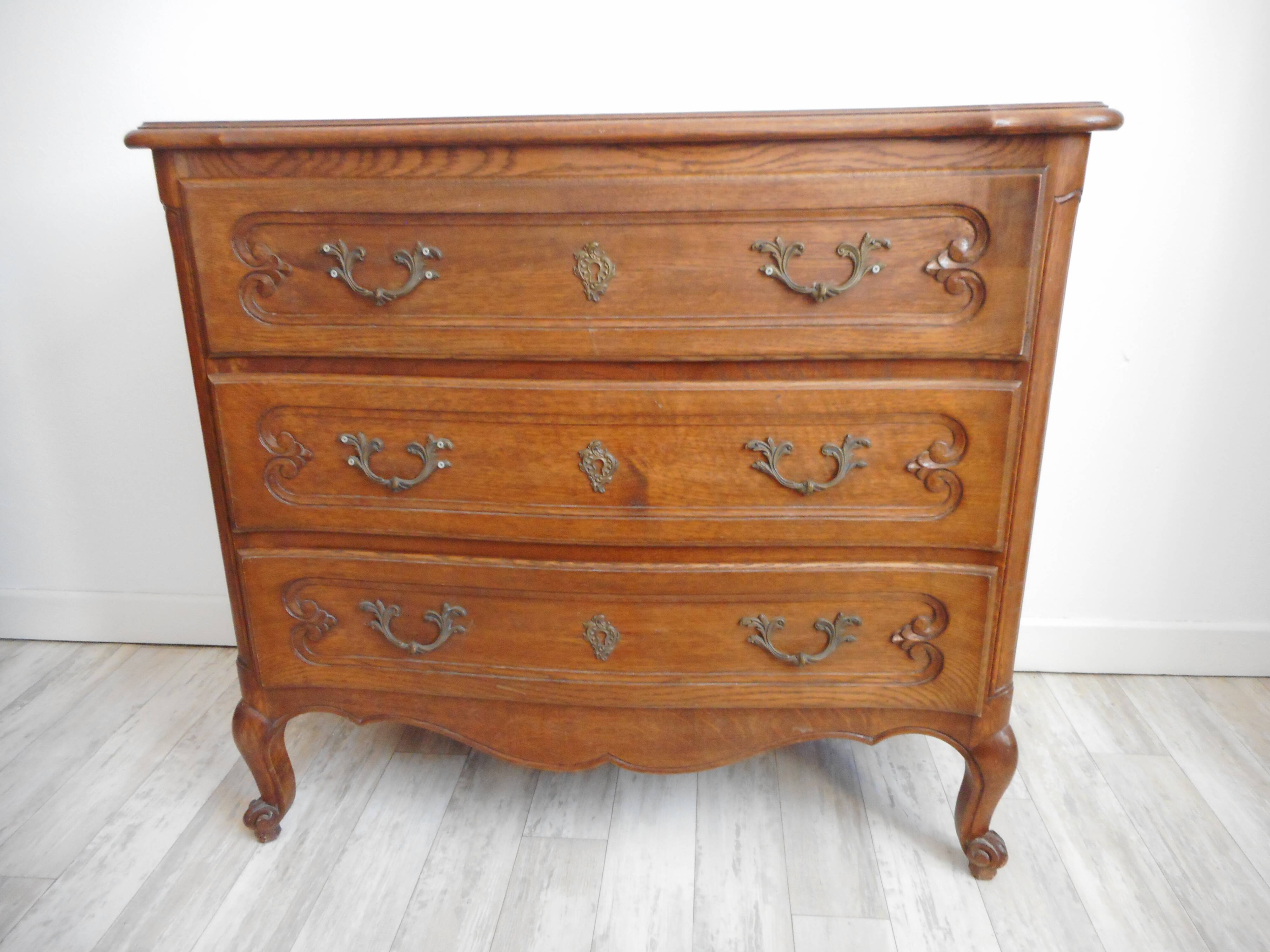 3-drawer wooden chest of drawers