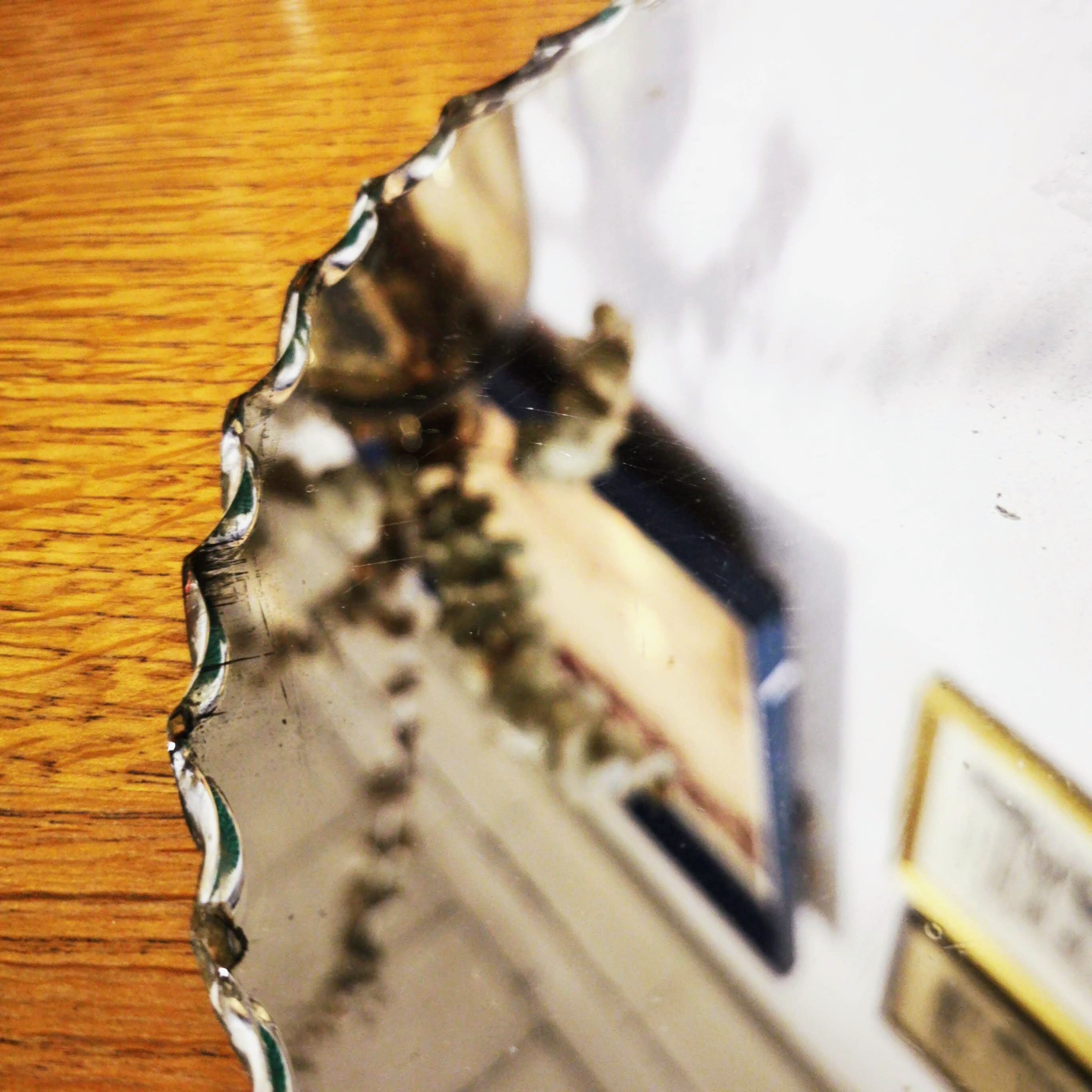 Bevelled mirror to lay