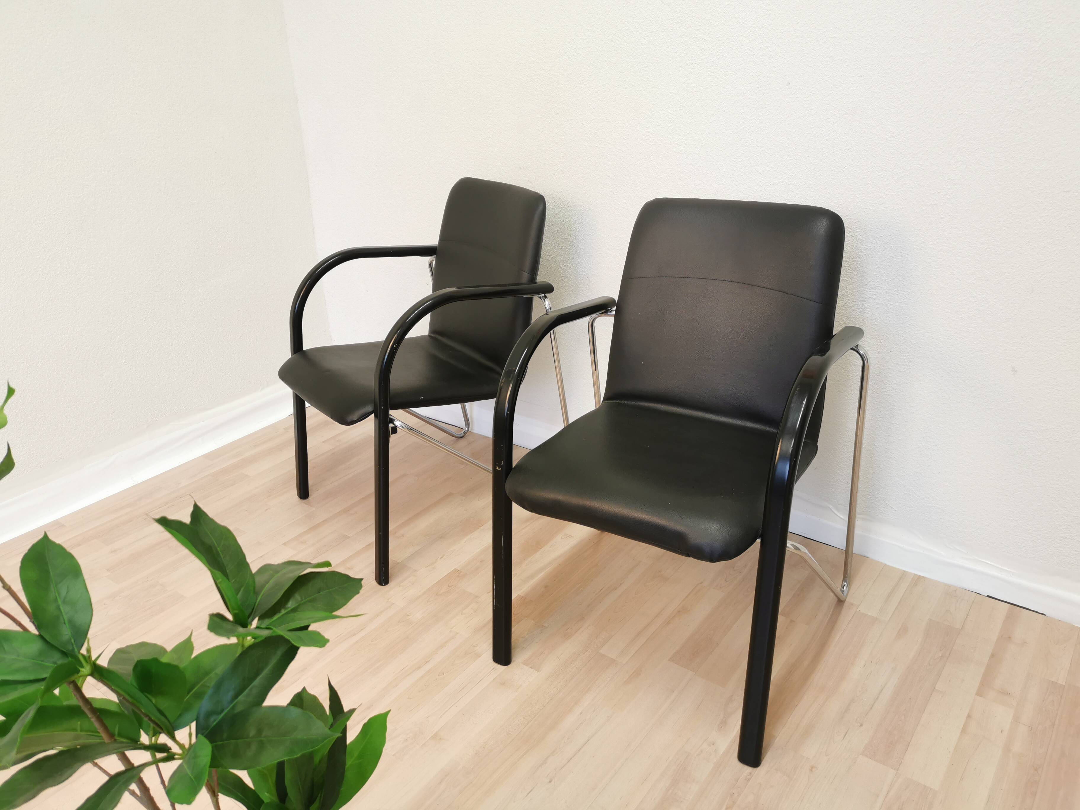 Set of 2 vintage office chairs in black leather chrome base plastic armrests / retro 1980s room