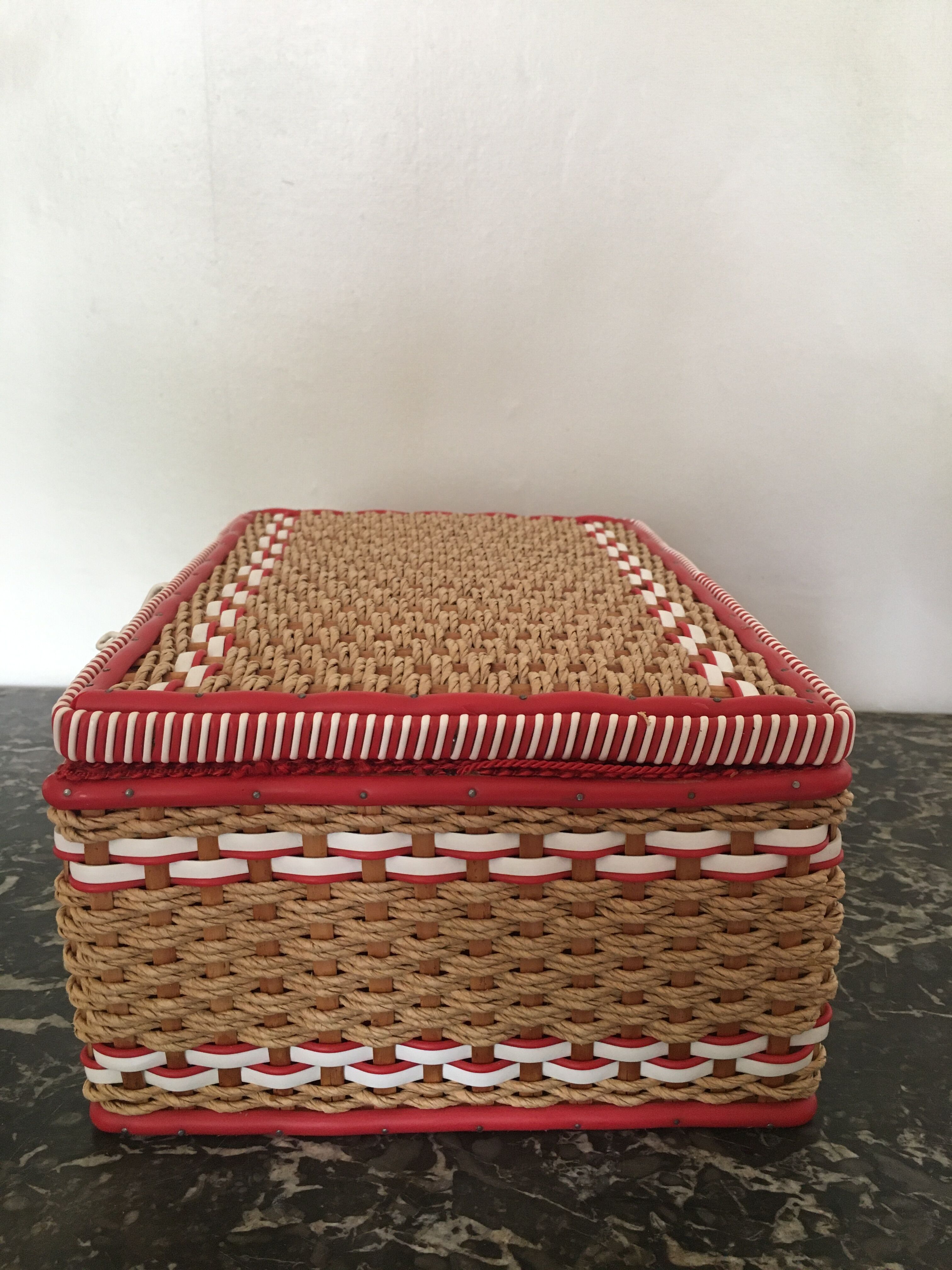 Scoubidou sewing box
