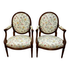 Paire de fauteuils médaillon