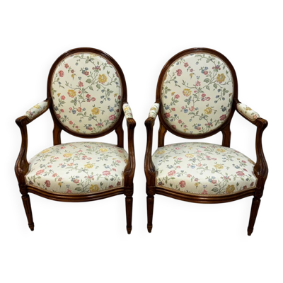 Paire de fauteuils médaillon Louis XVI