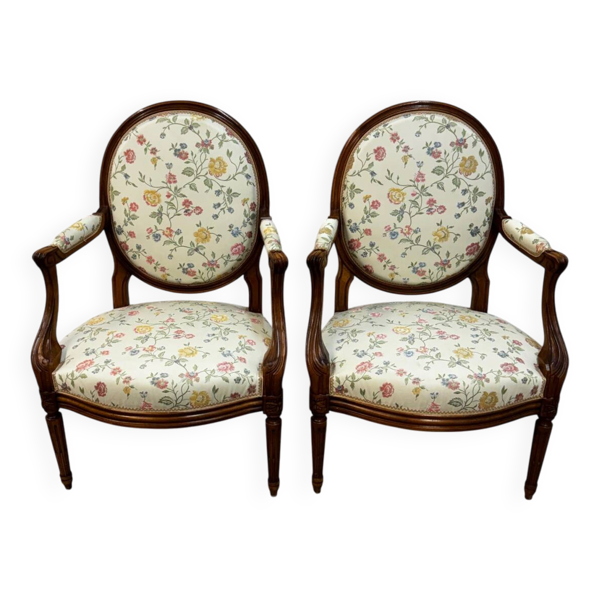 Paire de fauteuils médaillon Louis XVI