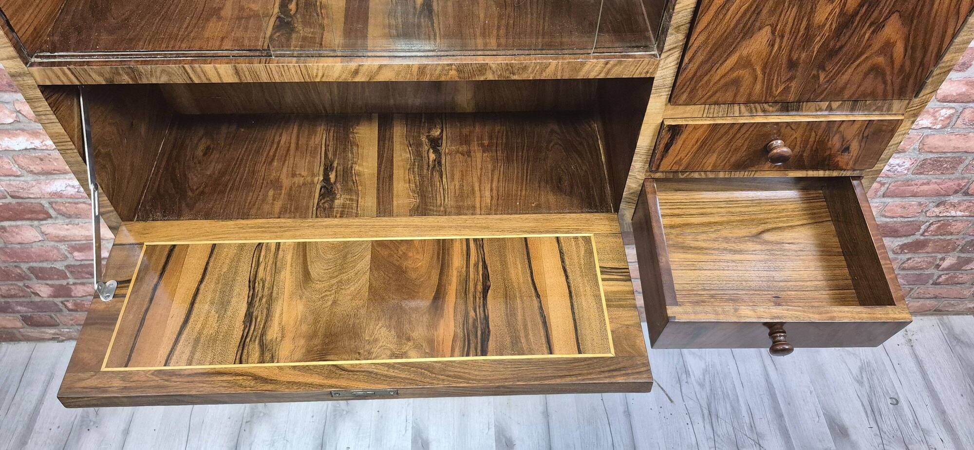 Vitrine Art Déco en noyer rénovée avec bar, rétro, vintage, années 40