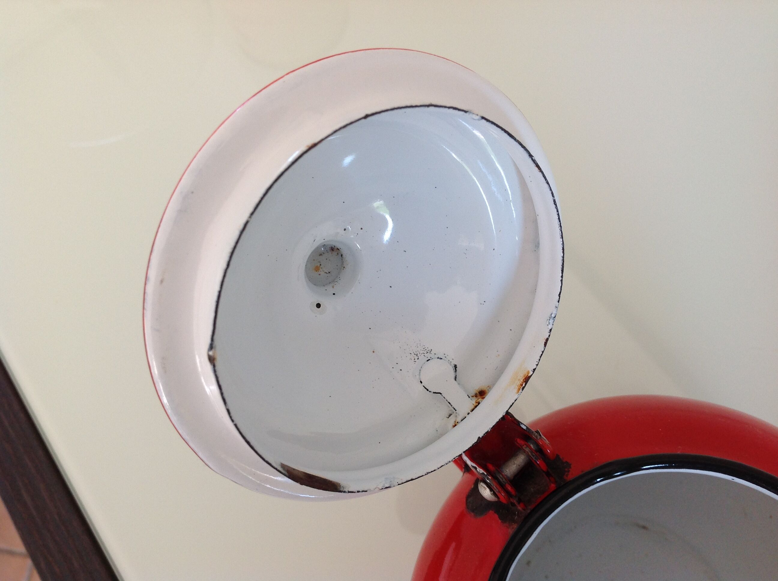 Enamelled red teapot 50/60