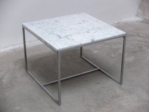 Paire de tables basses ou de tables d'appoint en marbre de Carrare et chrome, années 1970.