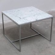 Paire de tables basses ou de tables d'appoint en marbre de Carrare et chrome, années 1970.