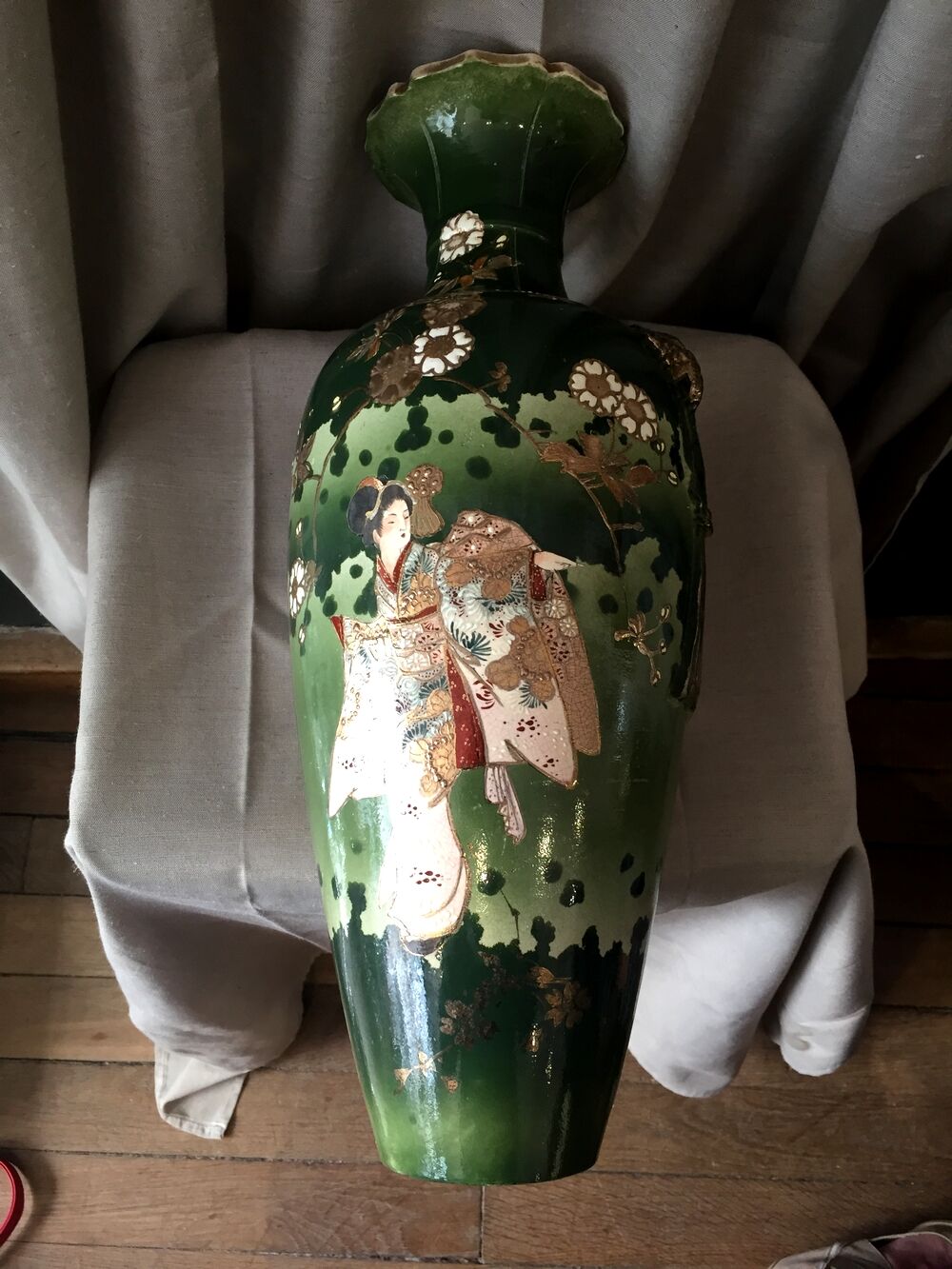 Large asian porcelain vase of green color and dore geisha pattern