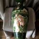 Grand vase en porcelaine asiatique de couleur vert et dore motif geisha
