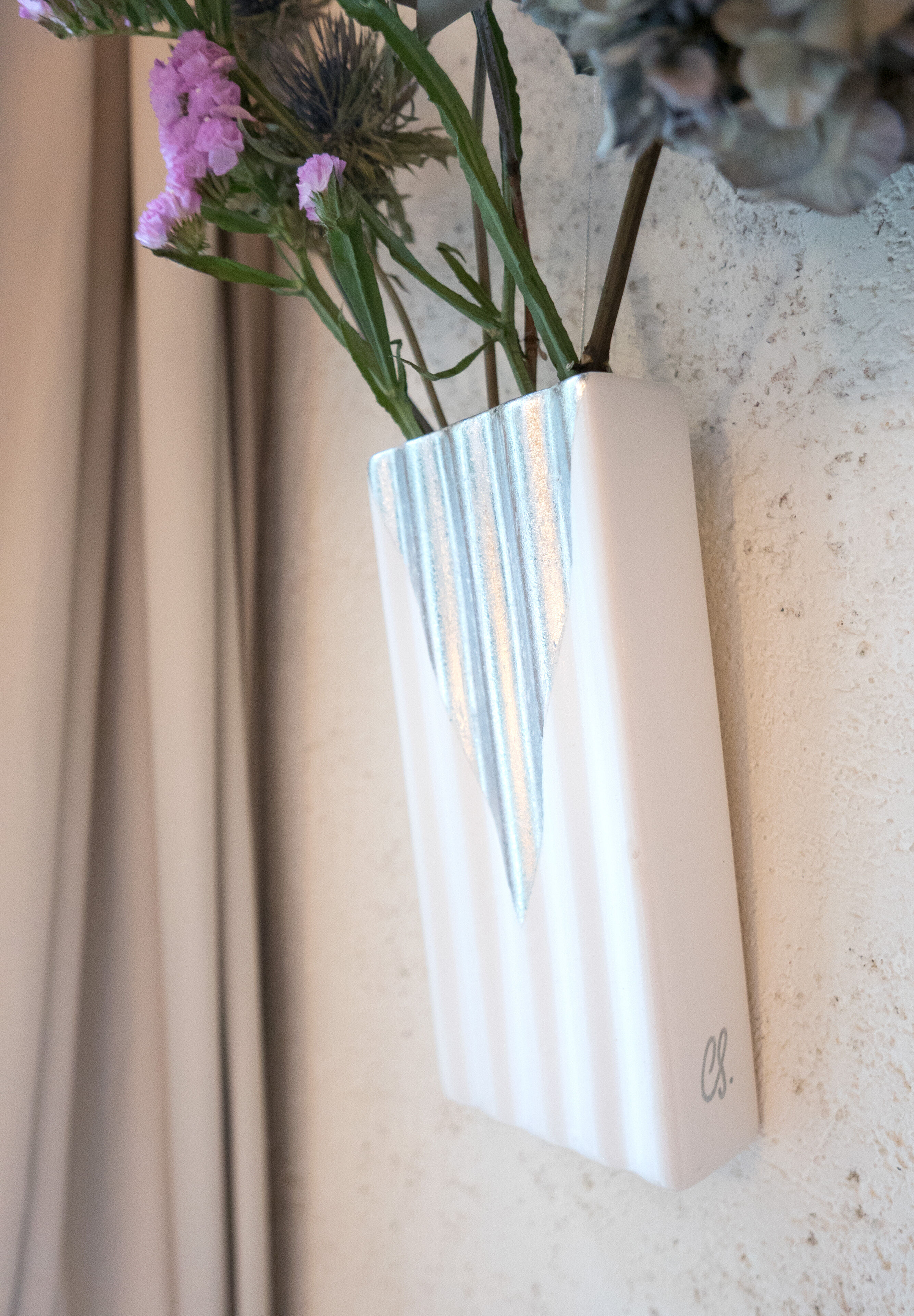 "V" - Wall vase