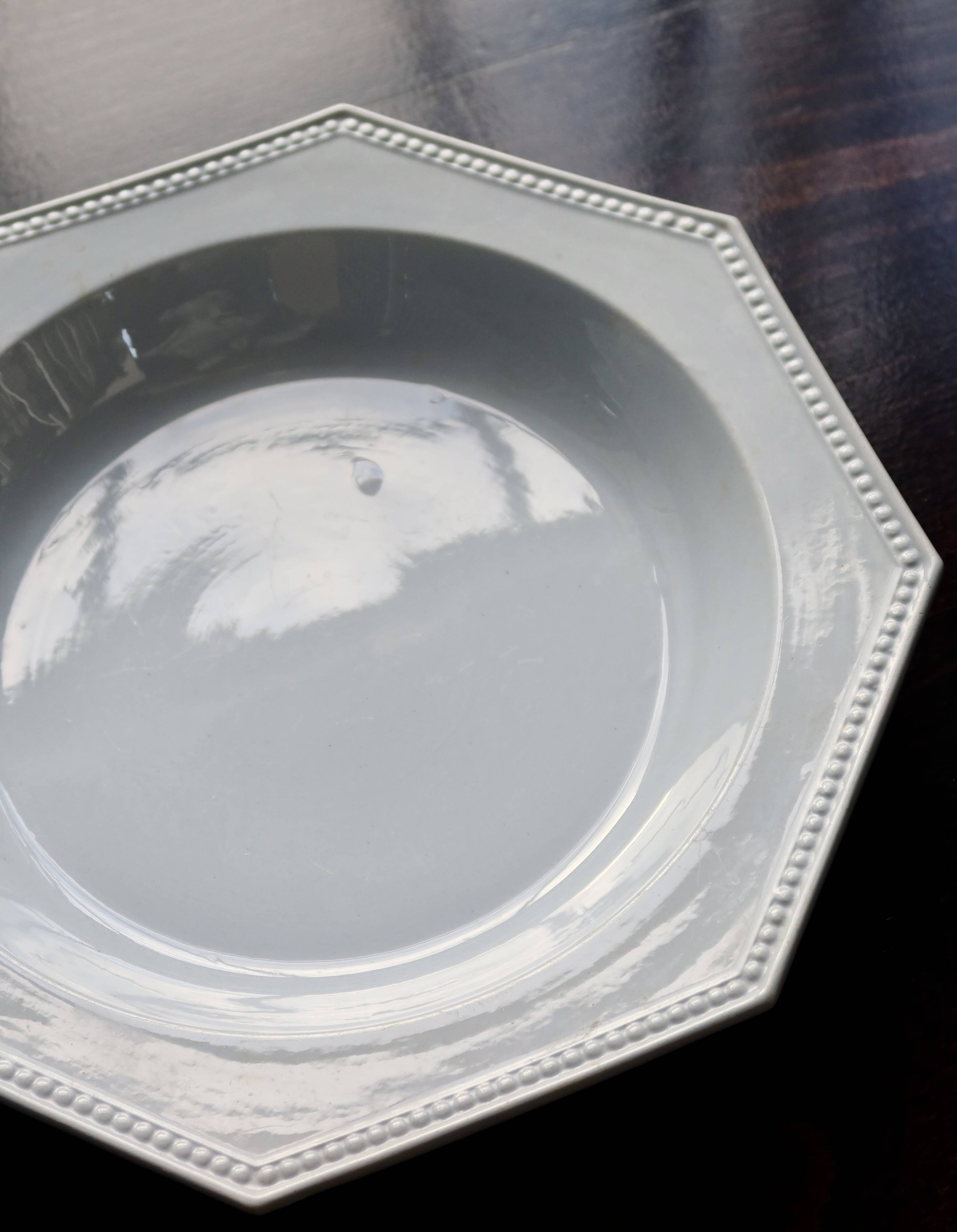 Antique octagonal platter from Creil and Montereau - Pearl pattern - Pale blue-grey