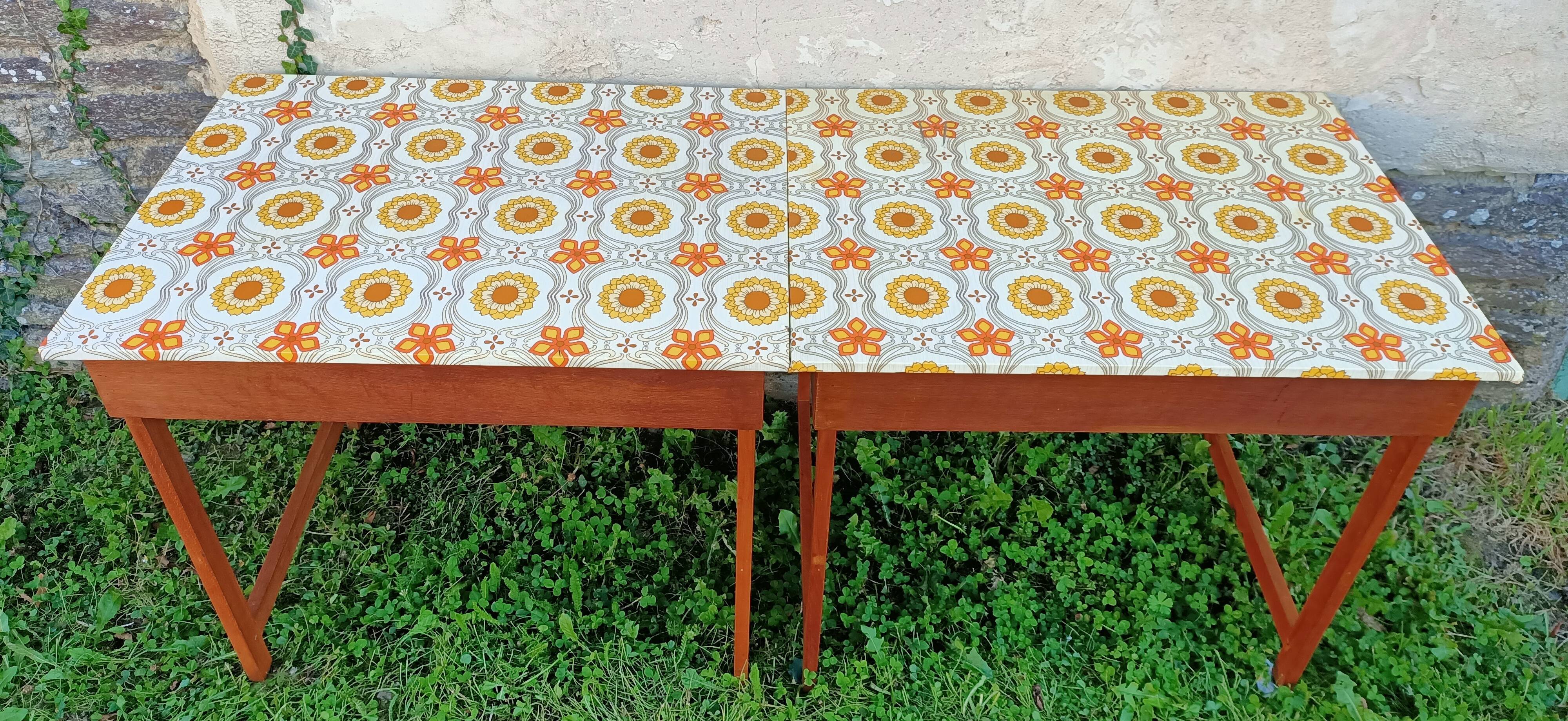 Lot de deux tables en bois avec dessus de fleurs vintage
