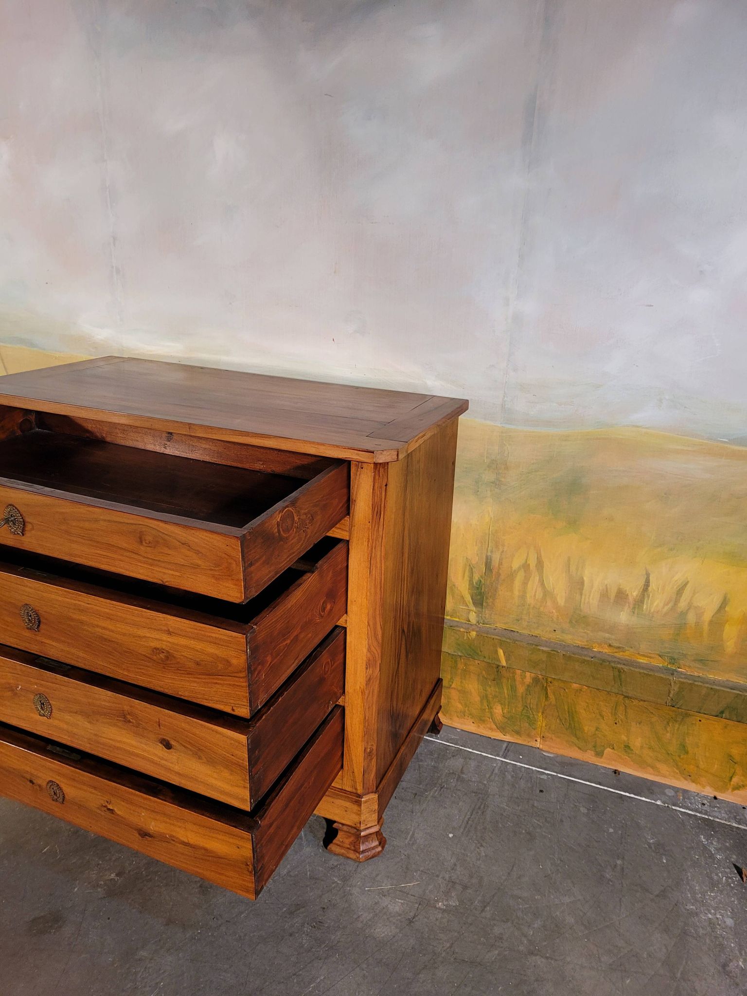 Petite commode Louis Philippe en noyer