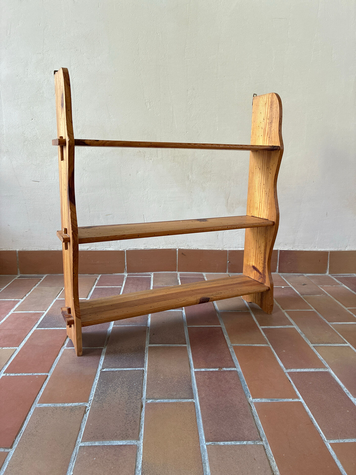 Provençal pine shelf