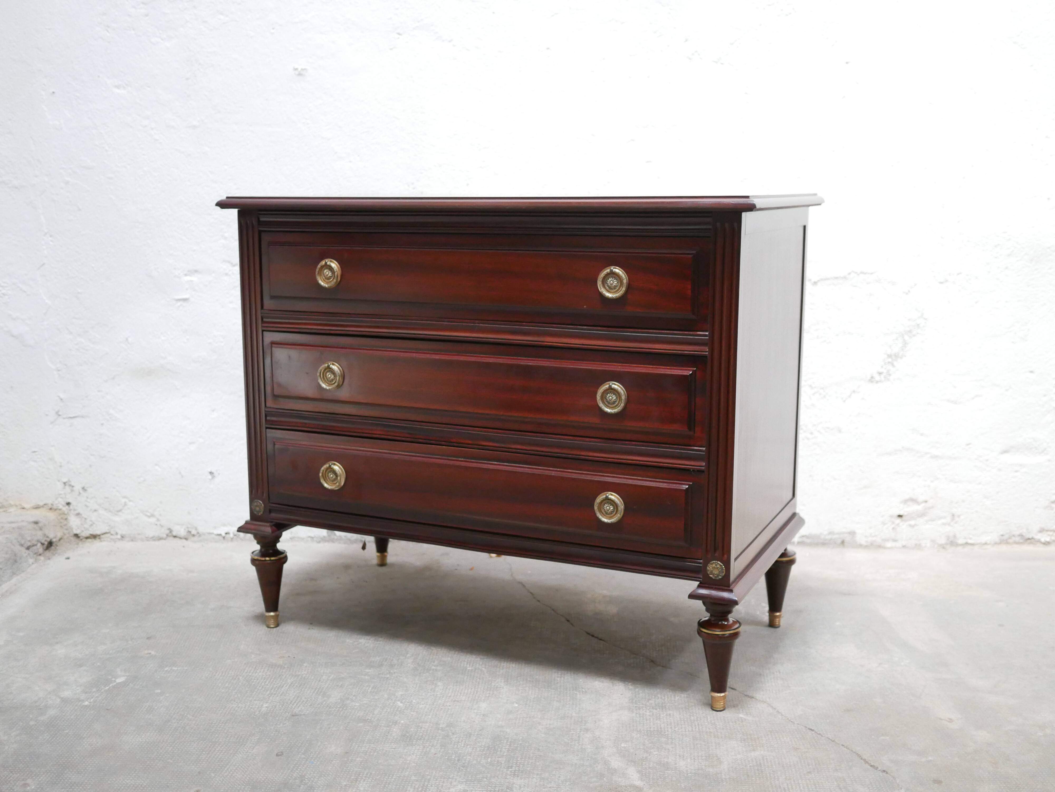 Commode ancienne en bois de style Louis XVI
