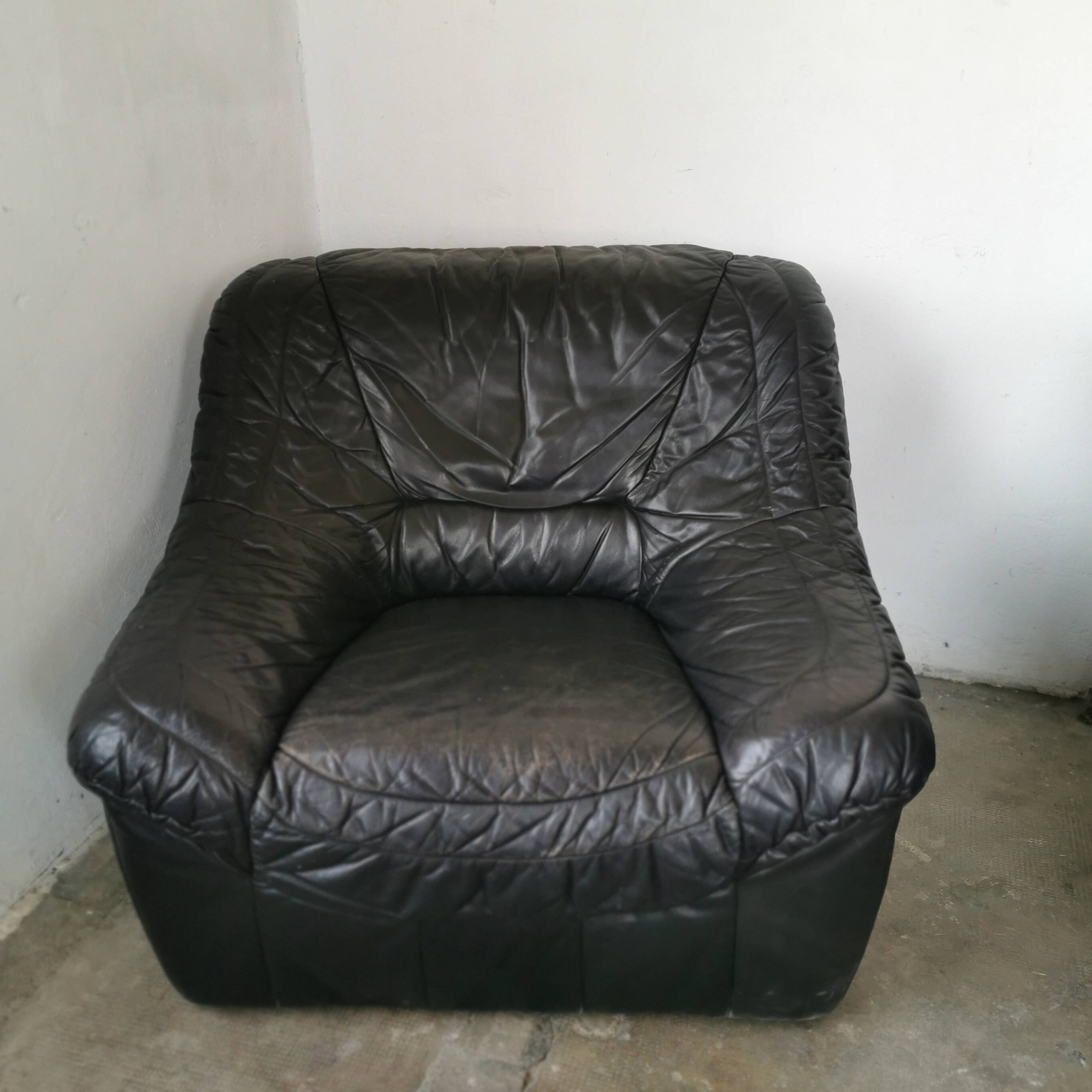 Pair of black leather armchairs from the 80s
