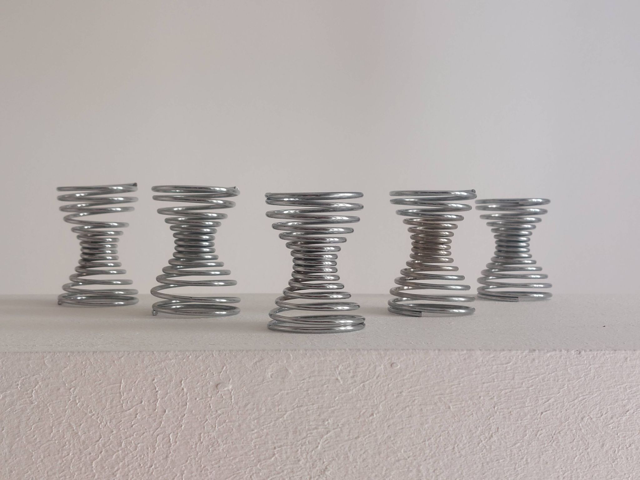Set of 5 vintage postmodern egg cups with spiral decoration in Memphis style.