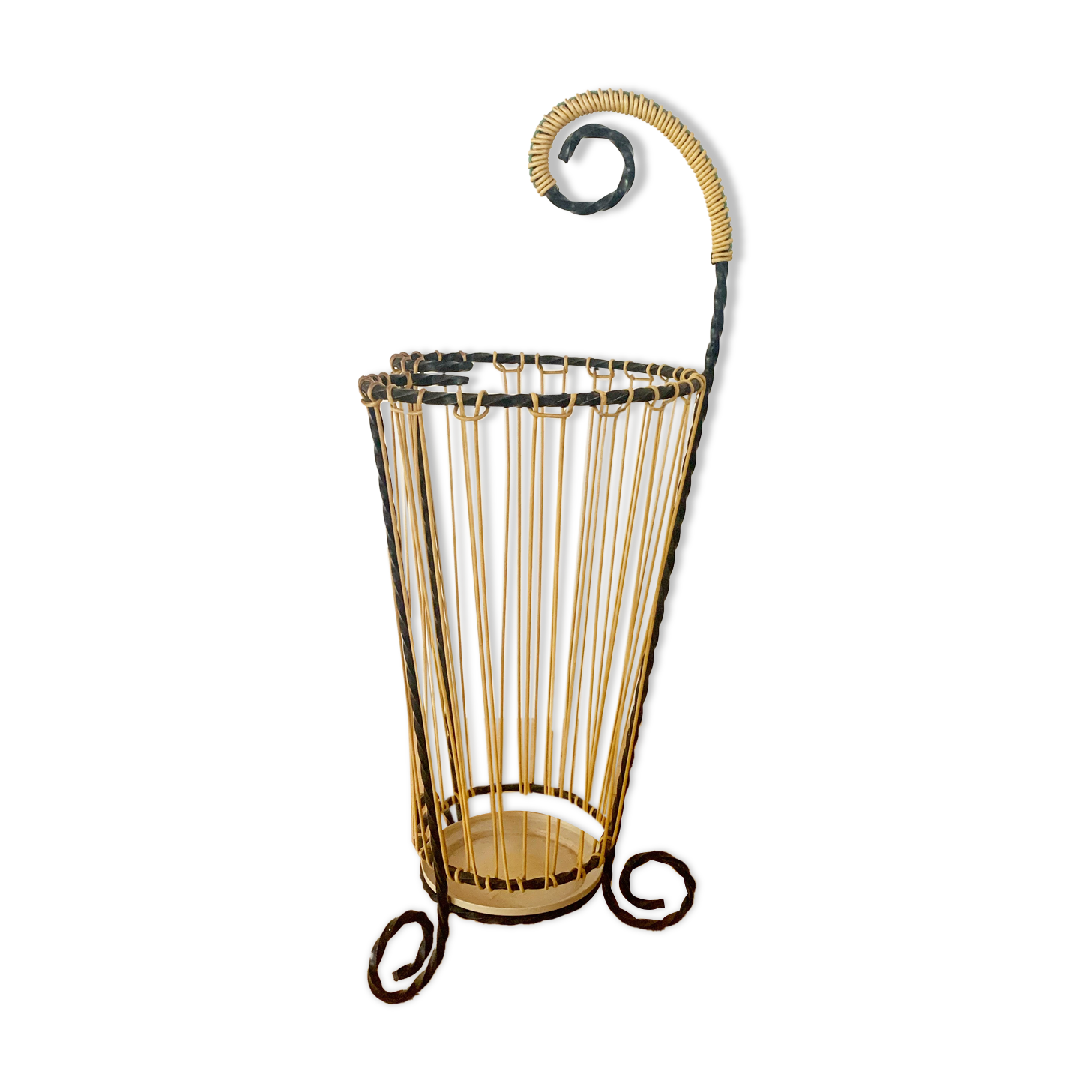 Wrought iron umbrella holder and scoubidou wires