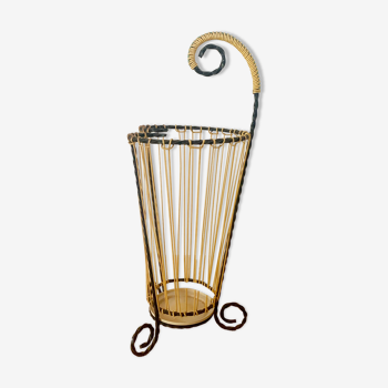 Wrought iron umbrella holder and scoubidou wires