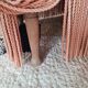 Banquette crapaud en velours rose avec franges