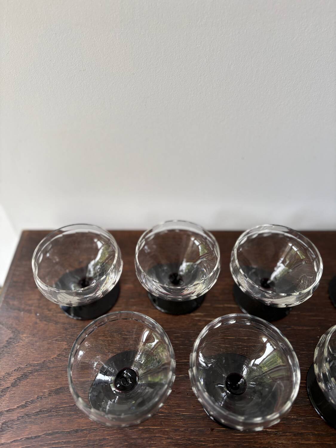 Lot de 8 coupes à champagne Art déco années 30-40 Pieds coloris grenat Verr