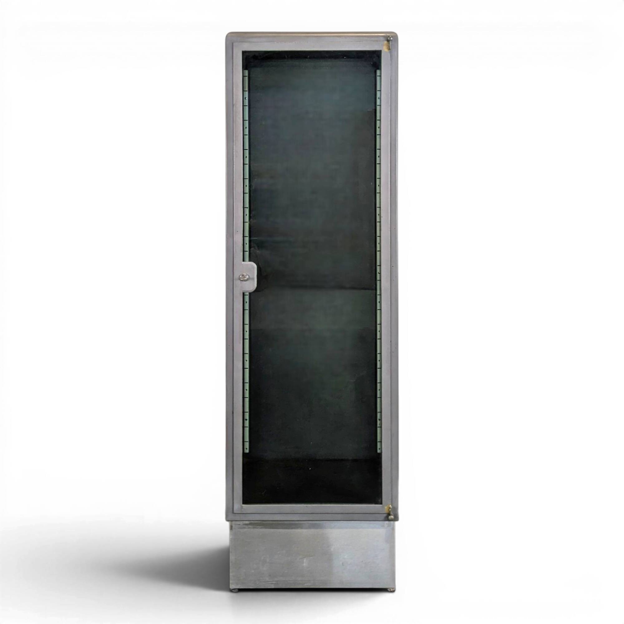 Vitrine industrielle en métal patinée