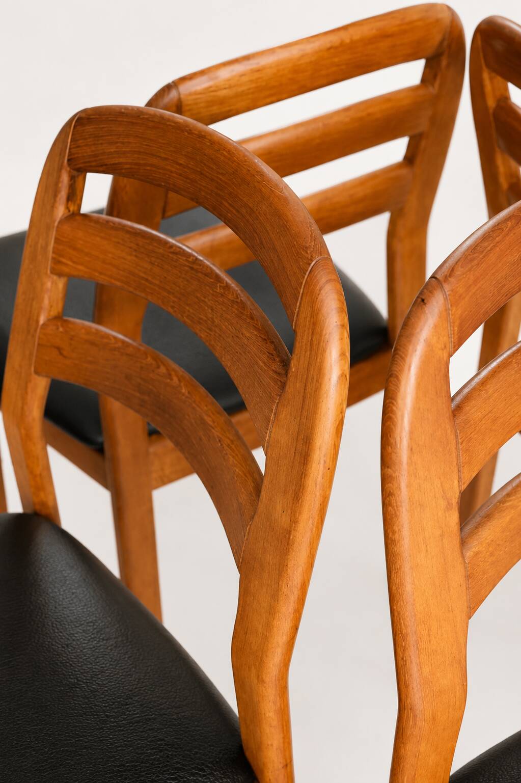 Dyrlund dining chair teakwood
