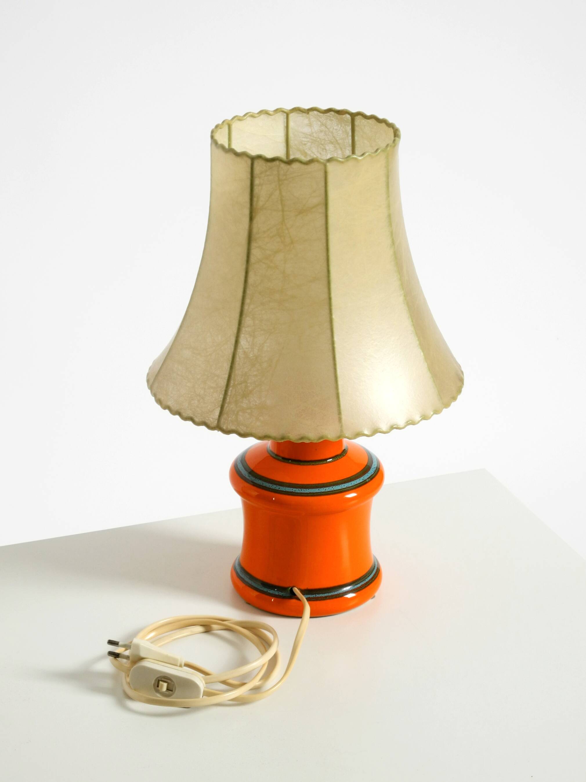 Beautiful 1960s orange ceramic table lamp with Cocoon shade | Made in Italy
