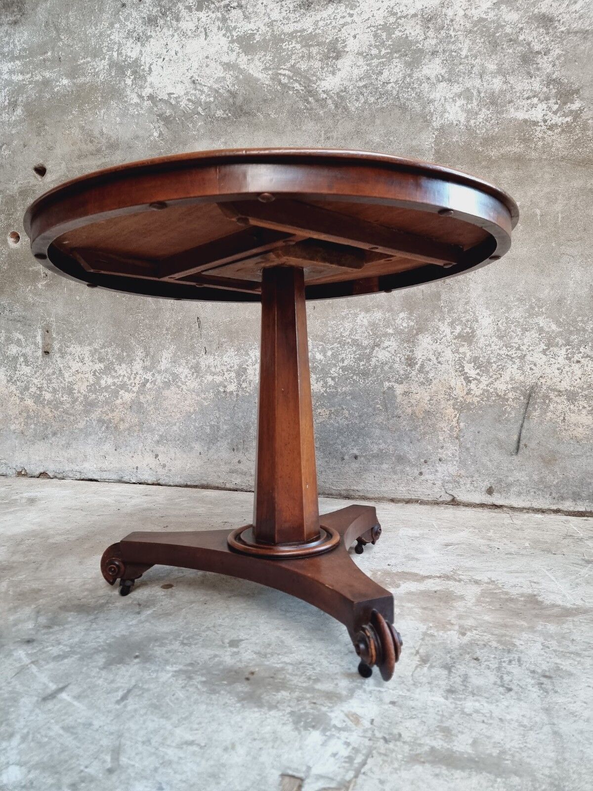 Antique table round dining table 19th century tilt top table