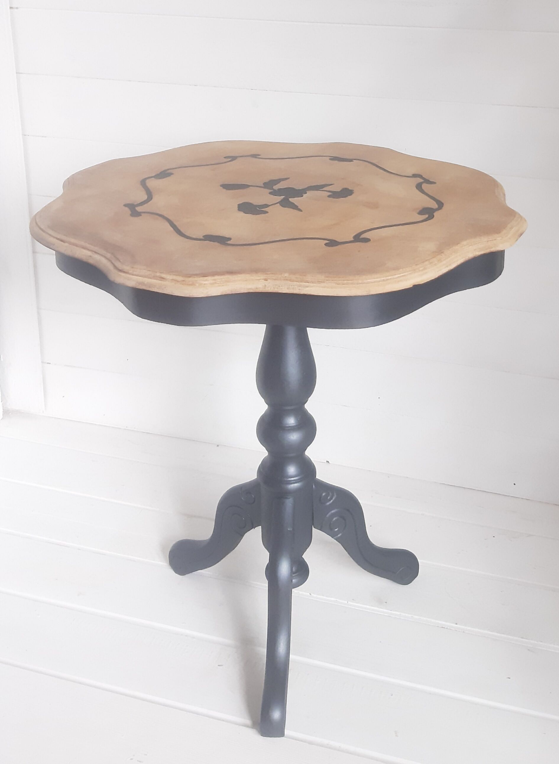 Turntable pedestal table