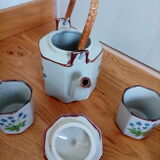 Service à thé en grès émaillé à décor de fleurs bleues, théière et six tasses