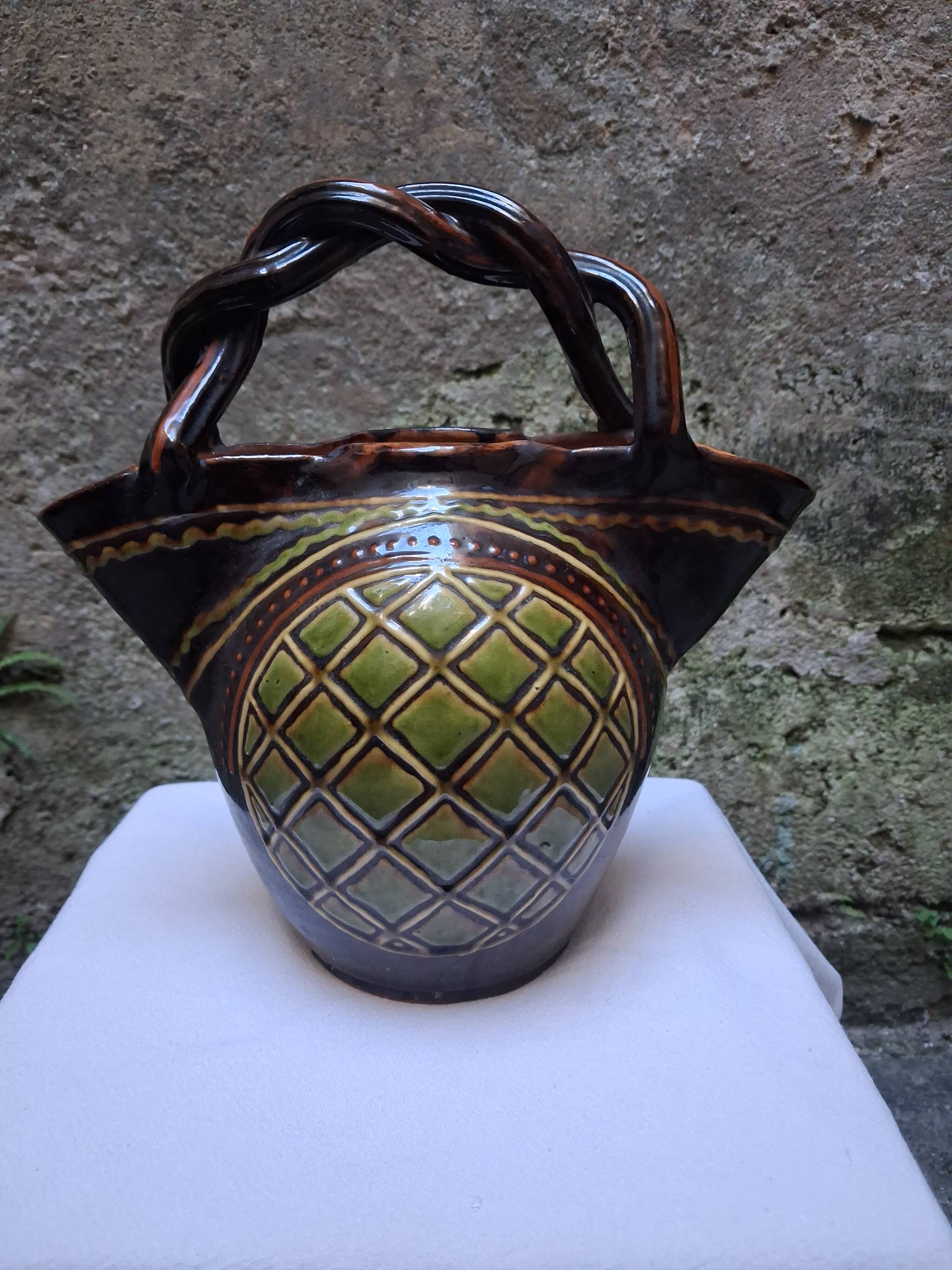 Vase, basket, in ceramic, woven handle