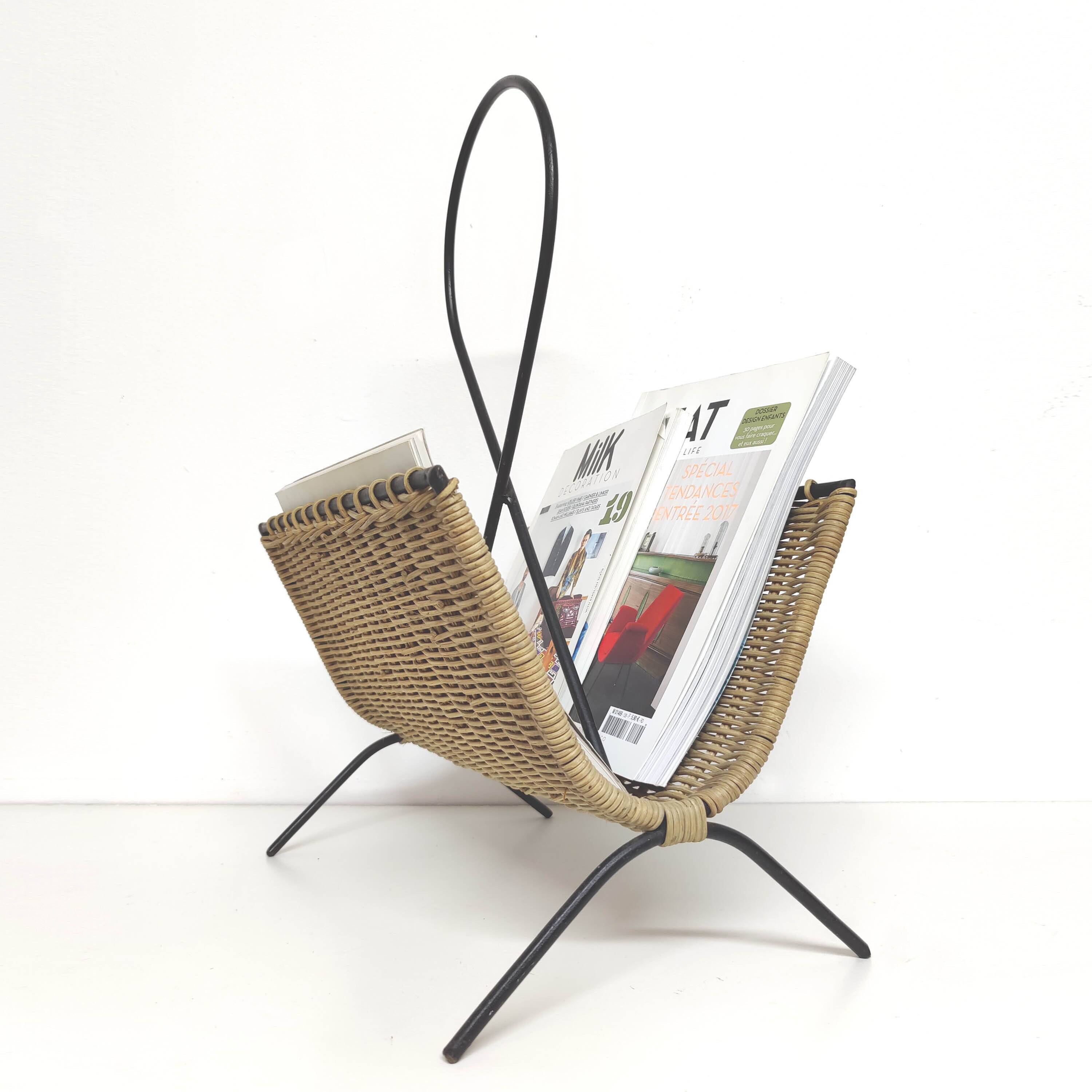 Magazine racks in braided rattan and black metal