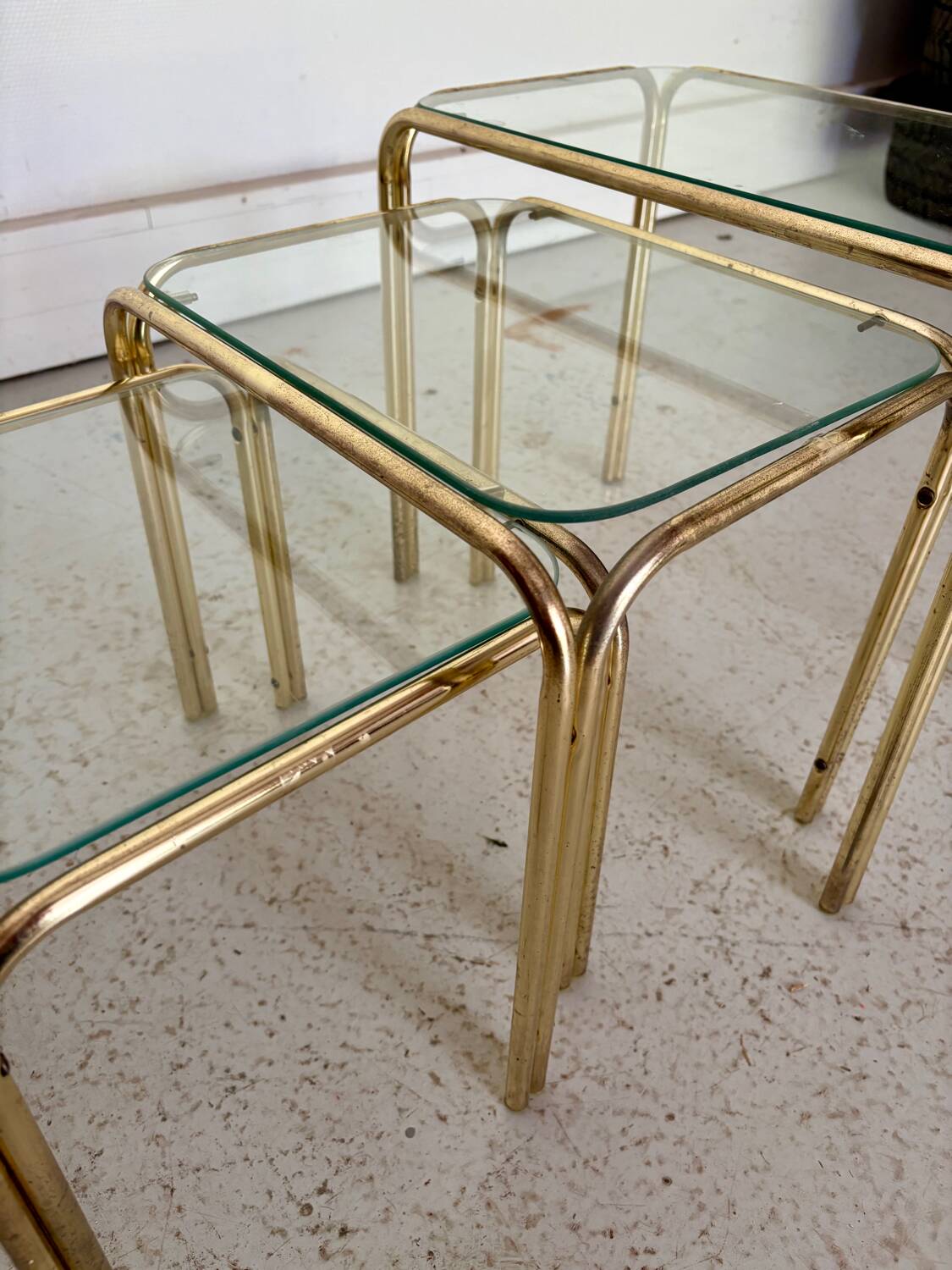 Vintage nesting tables in brass and glass from the 70s – set of 3